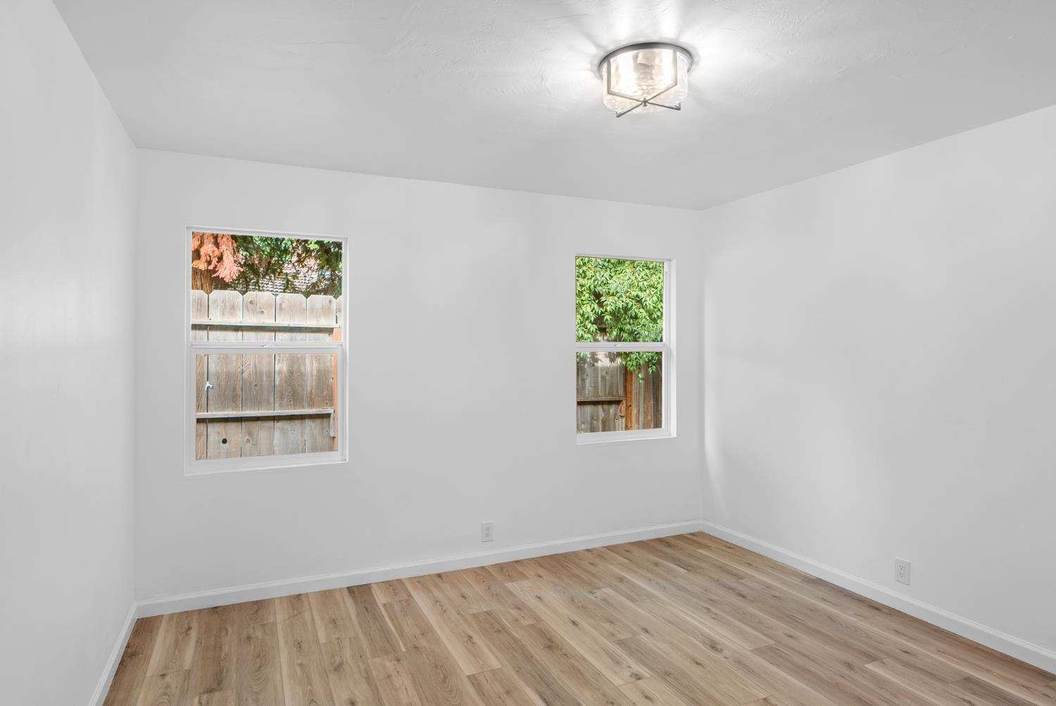 1125 Wellesley Avenue Modesto, CA 95350 - Photo 27 of 43 an empty room with windows