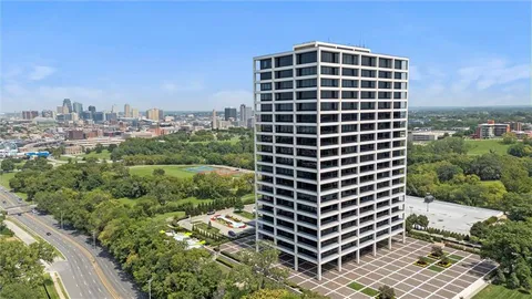 $1,450,000 | 700 West 31st Street, Unit 1804, Kansas City, MO 64108