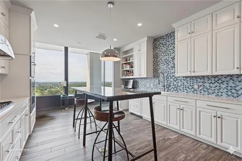 $1,350,000 | 700 West 31st Street, Unit 1804, Kansas City, MO 64108