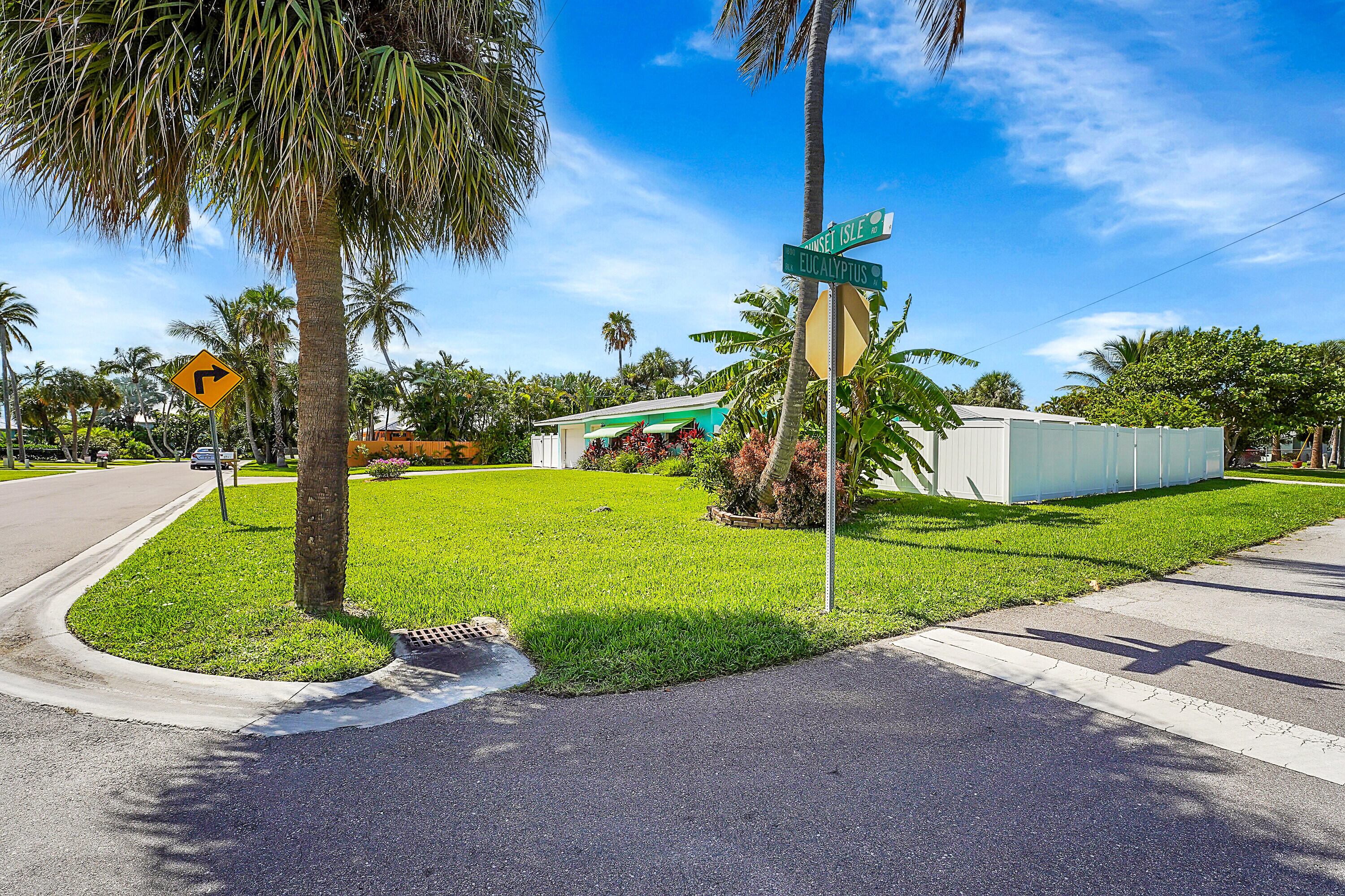 1708 Sunset Isles Road Fort Pierce, FL 34949 - Photo 5 of 52 a house view with a garden space