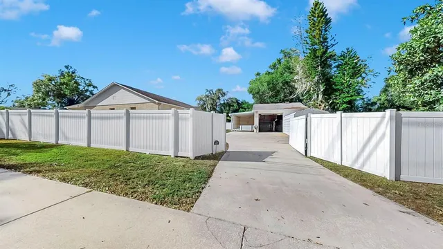 $425,000 | 914 Woodland Drive, Seffner, FL 33584