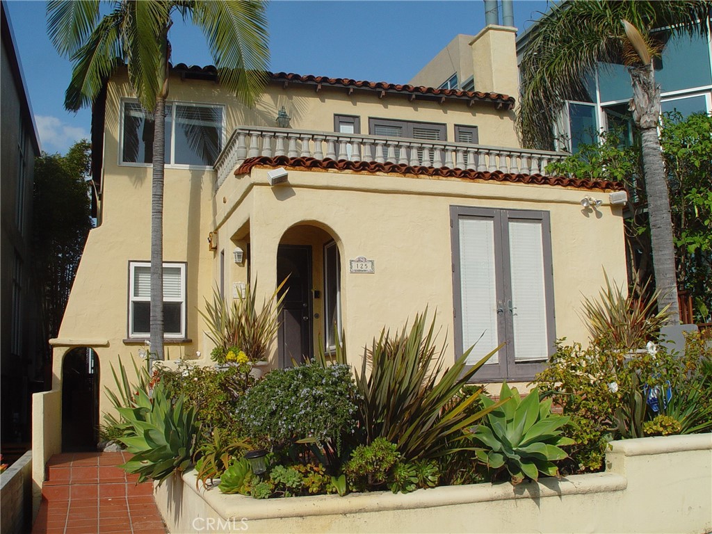 125 7th Street Manhattan Beach, CA 90266 - Photo 2 of 20 a front view of a house with a yard