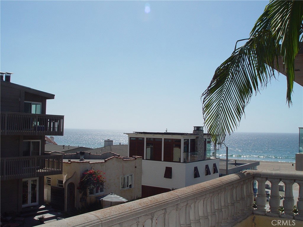 125 7th Street Manhattan Beach, CA 90266 - Photo 8 of 20 a view of a house with backyard and deck
