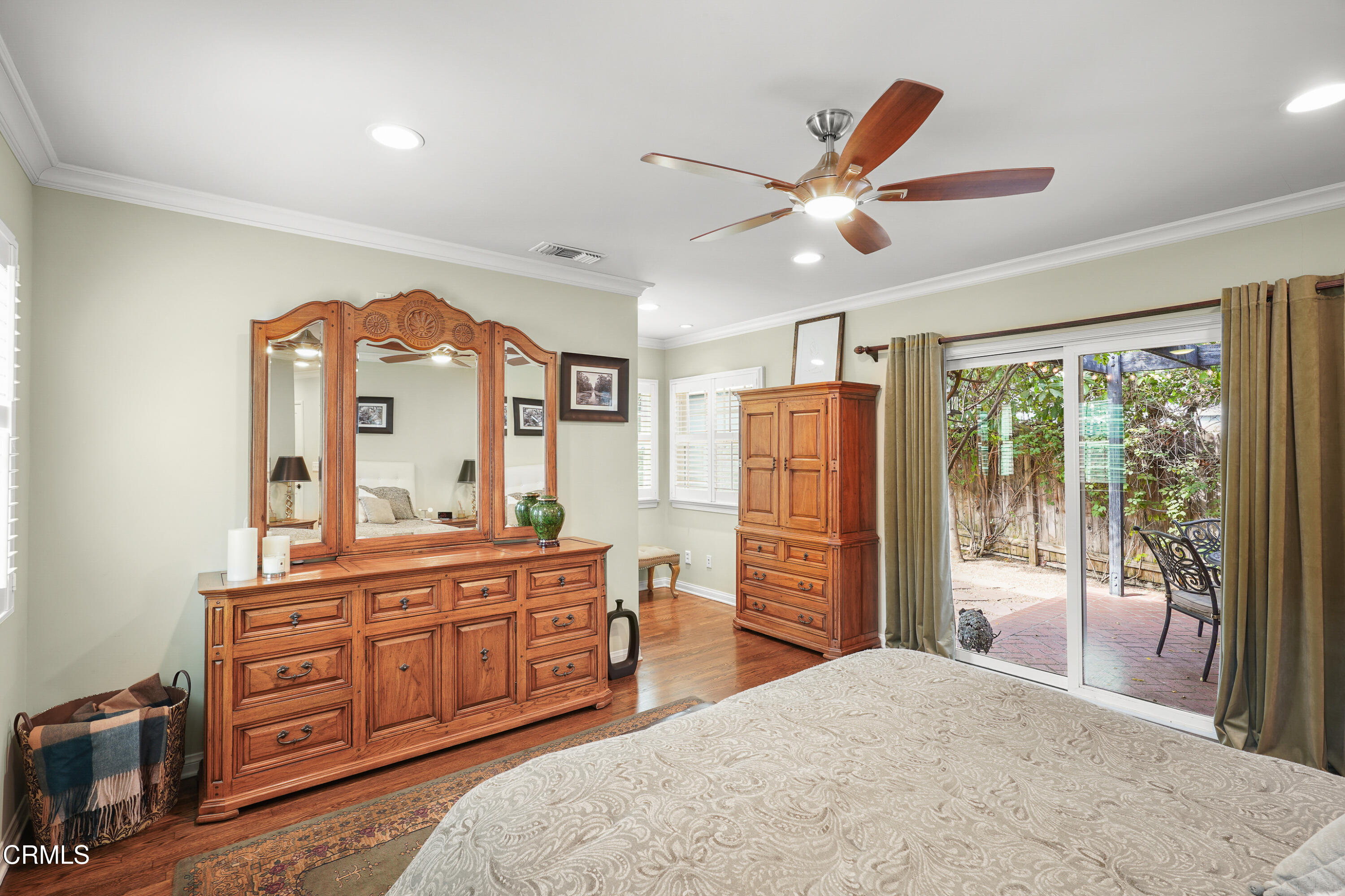 367 Northcliff Road Pasadena, CA 91107 - Photo 15 of 39 a living room with furniture and a large window
