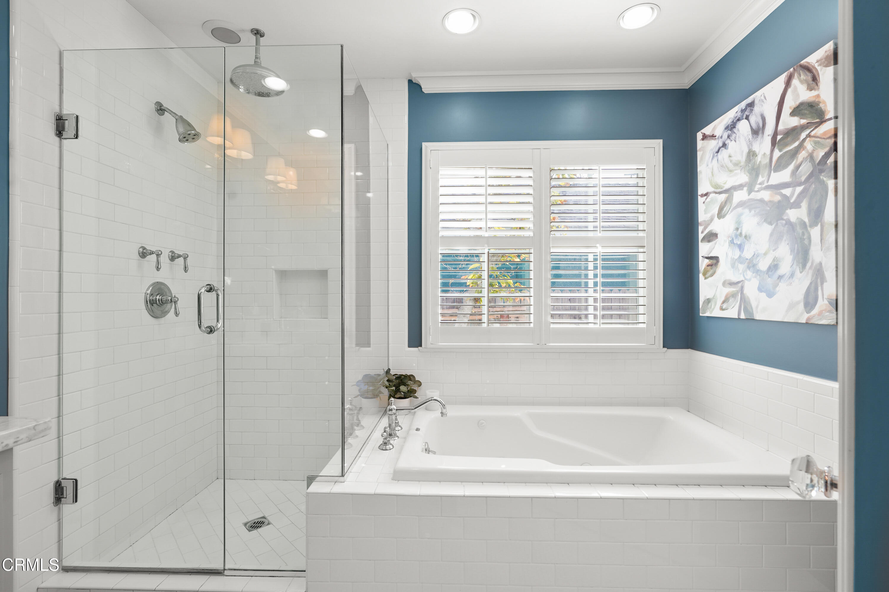 367 Northcliff Road Pasadena, CA 91107 - Photo 17 of 39 a bathroom with a bathtub and shower