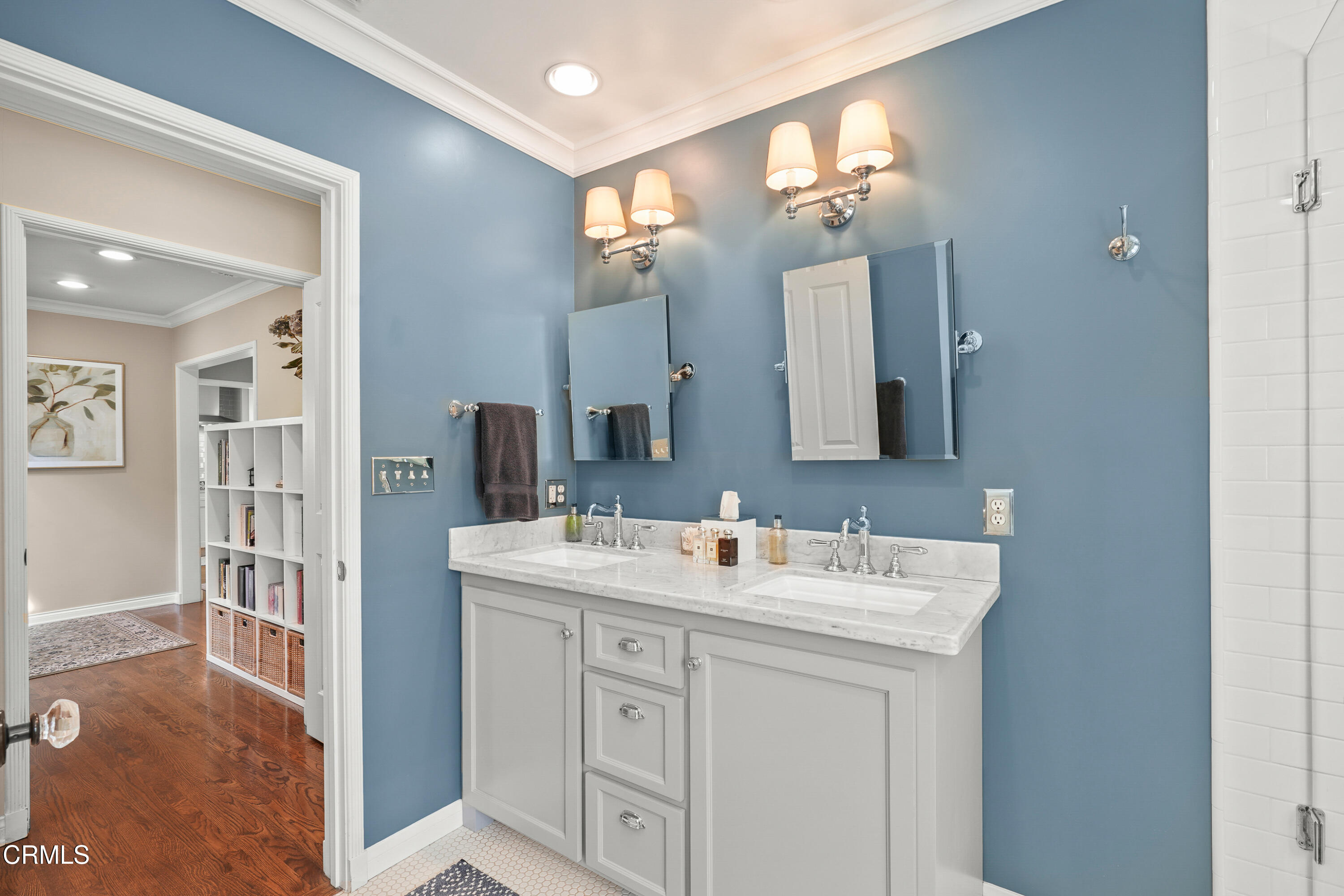 367 Northcliff Road Pasadena, CA 91107 - Photo 18 of 39 a bathroom with a sink vanity and a mirror