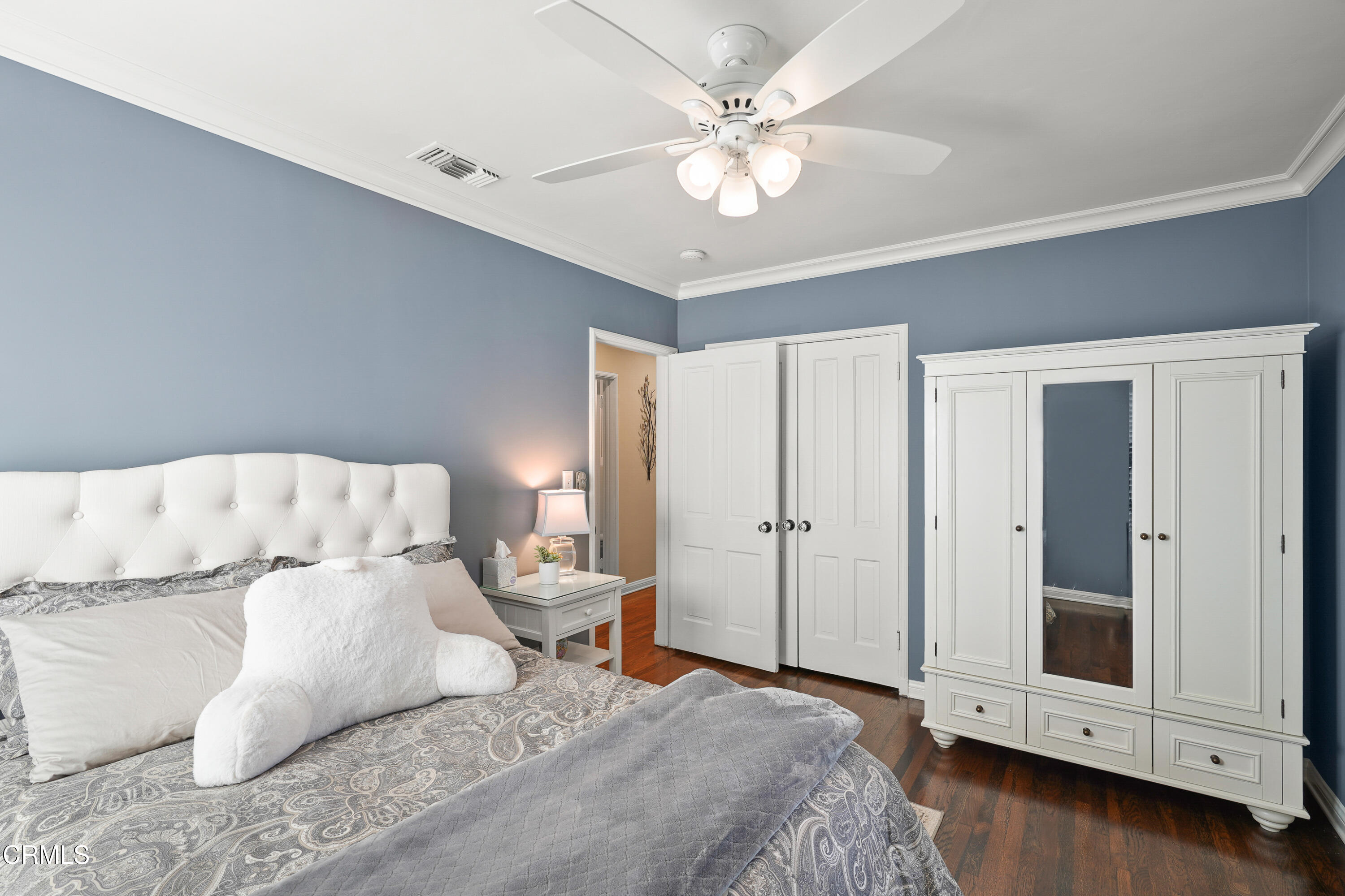 367 Northcliff Road Pasadena, CA 91107 - Photo 20 of 39 a large white bed in a white room