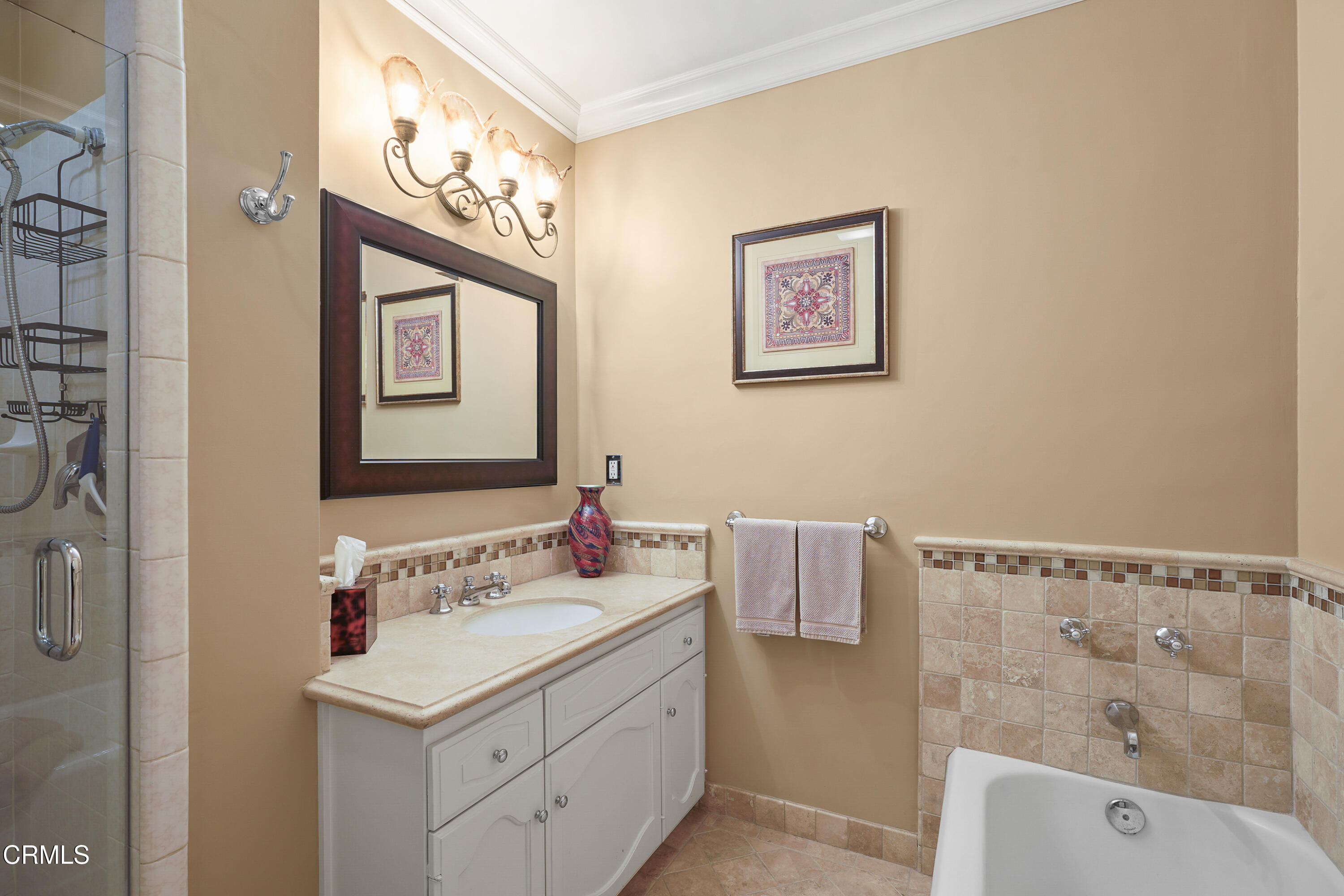 367 Northcliff Road Pasadena, CA 91107 - Photo 21 of 39 a bathroom with a sink and a mirror