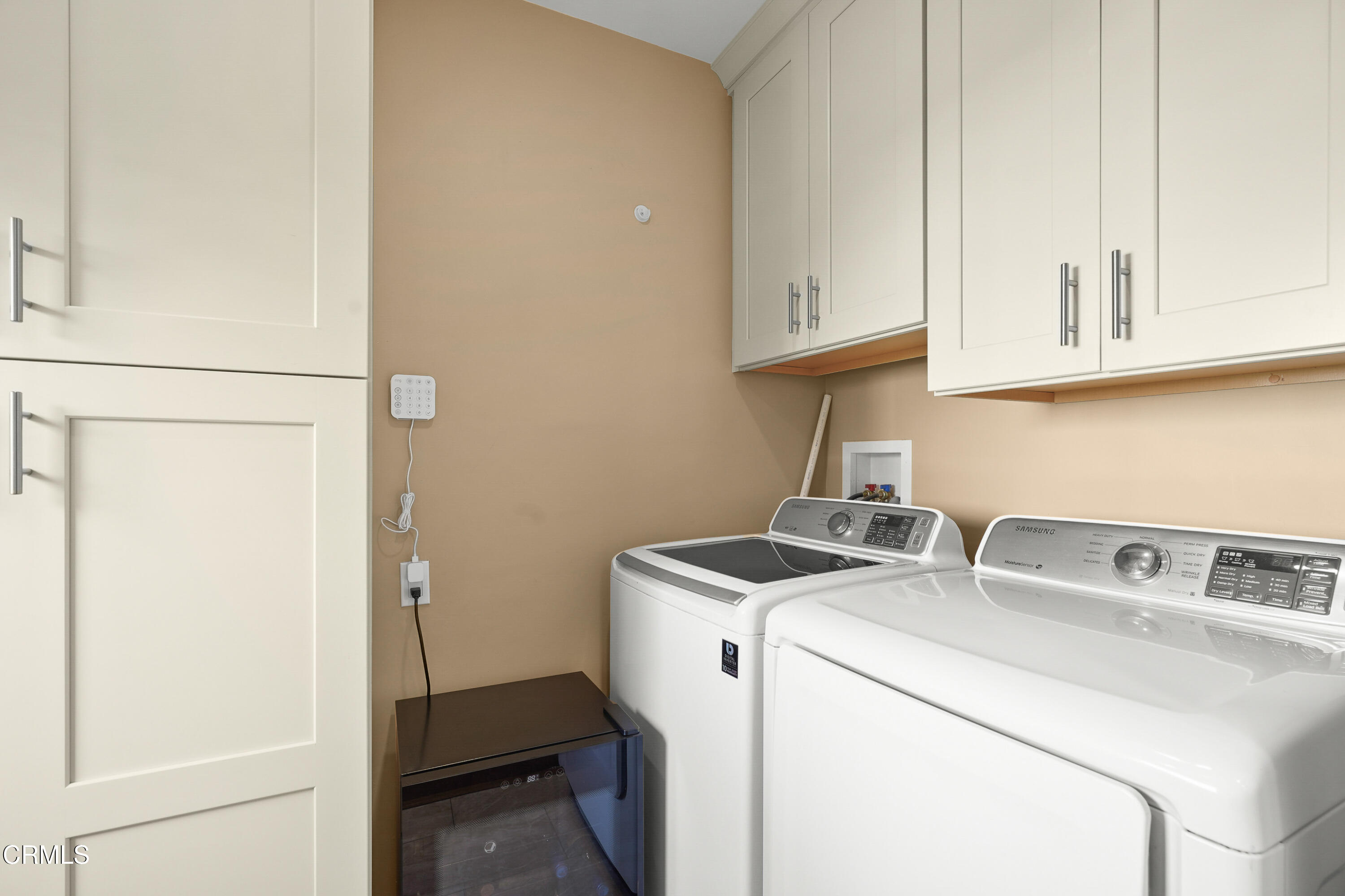 367 Northcliff Road Pasadena, CA 91107 - Photo 26 of 39 a utility room with dryer and washer
