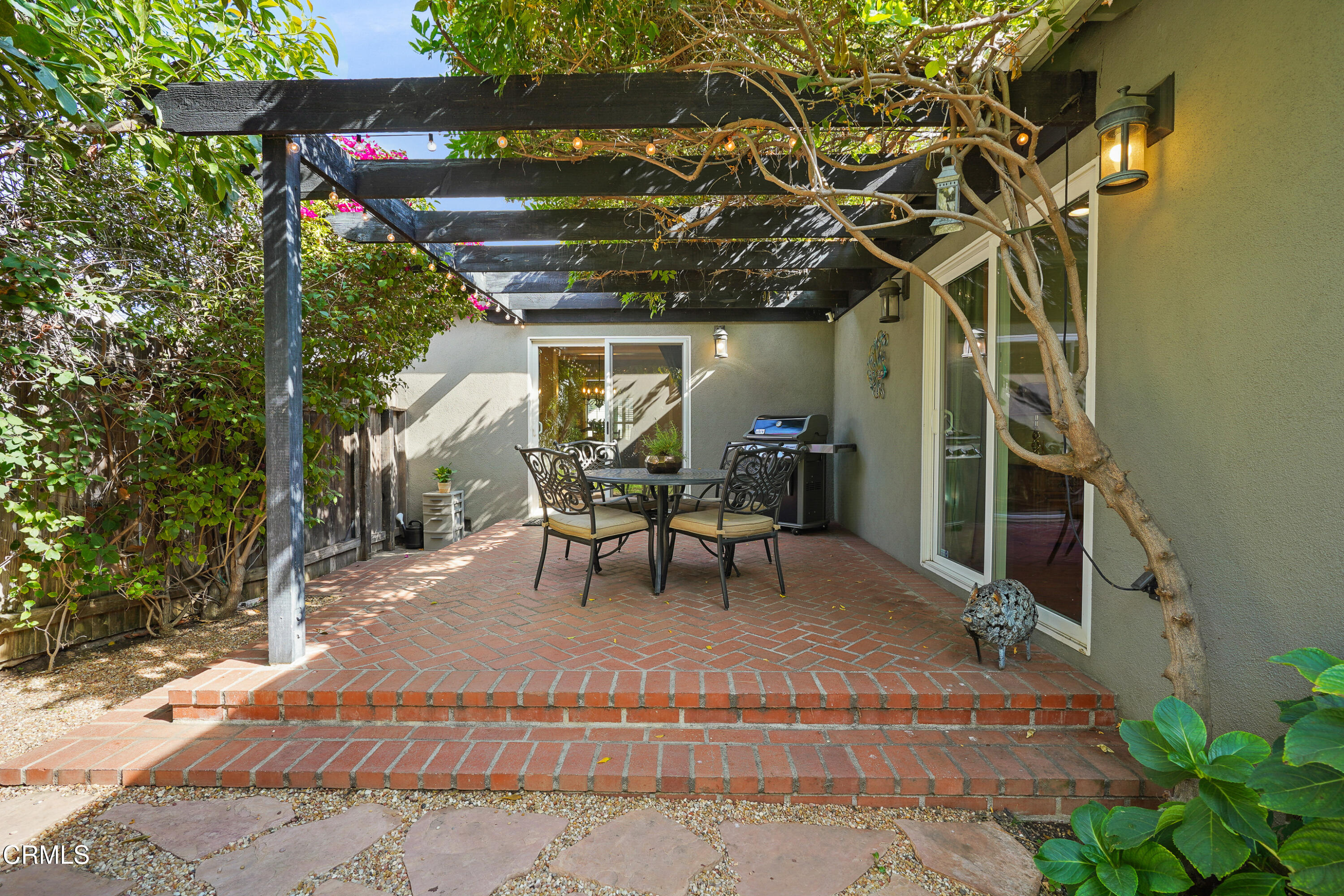 367 Northcliff Road Pasadena, CA 91107 - Photo 31 of 39 a view of a tables and chairs in patio