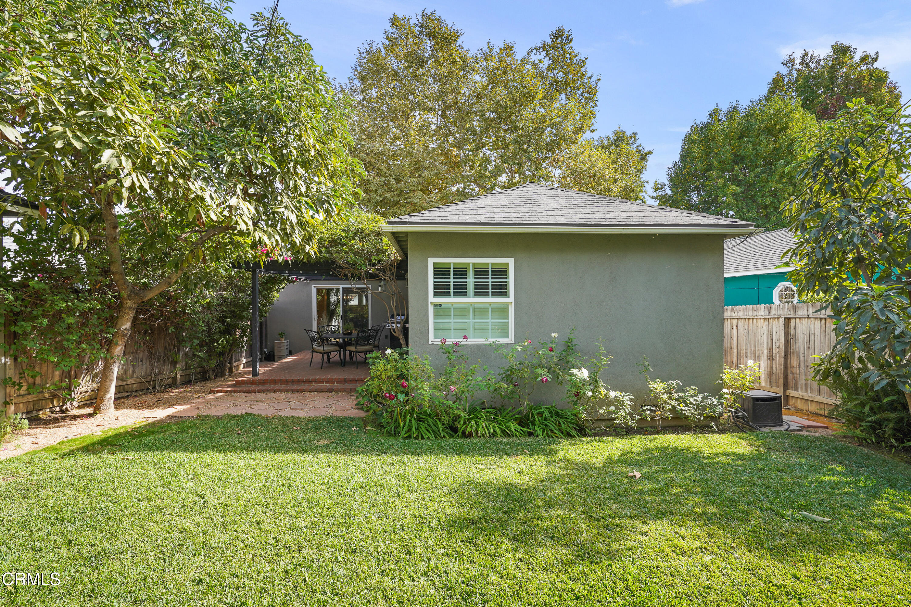 367 Northcliff Road Pasadena, CA 91107 - Photo 33 of 39 a front view of a house with garden