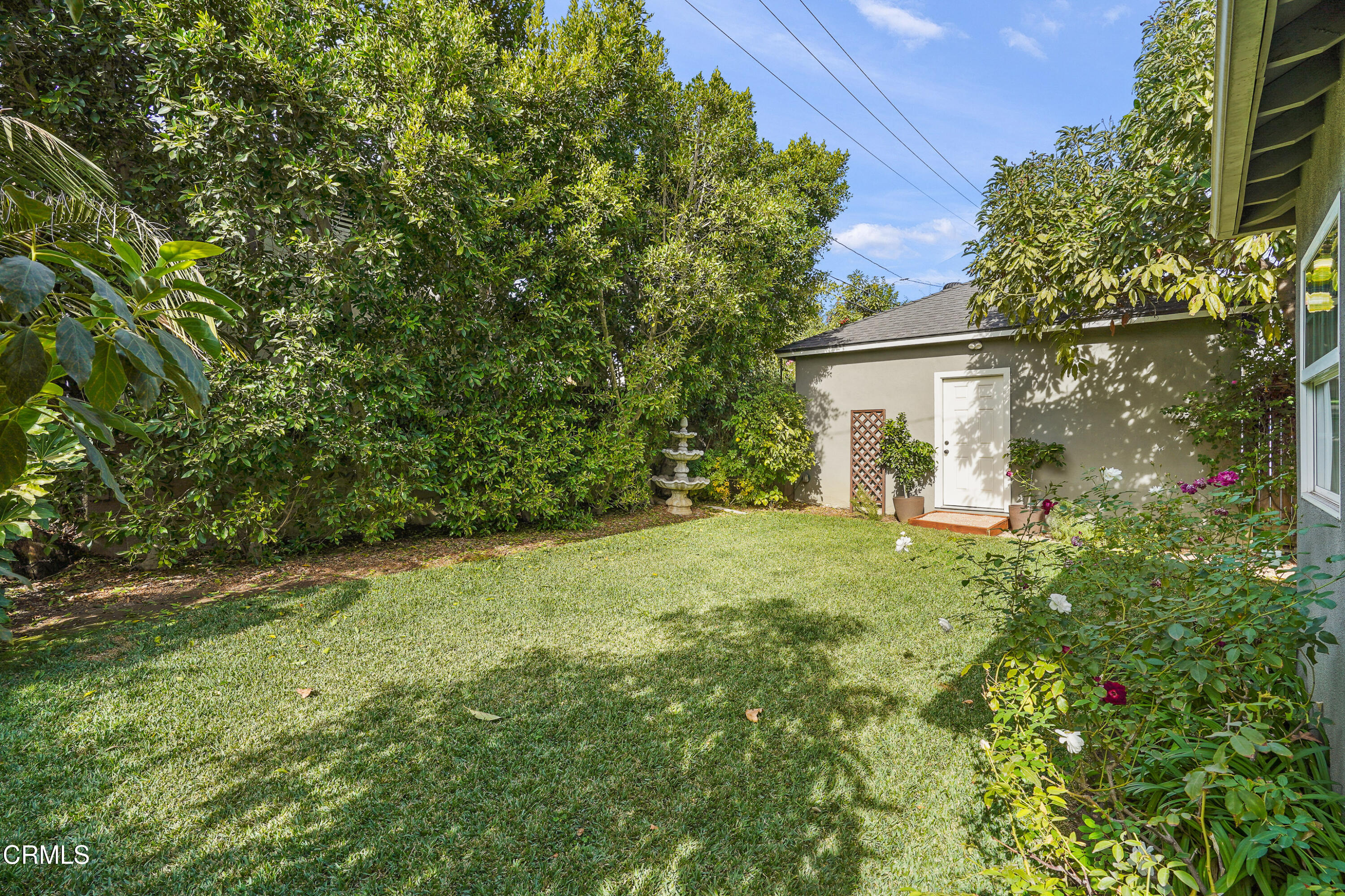 367 Northcliff Road Pasadena, CA 91107 - Photo 35 of 39 front view of a house with a yard
