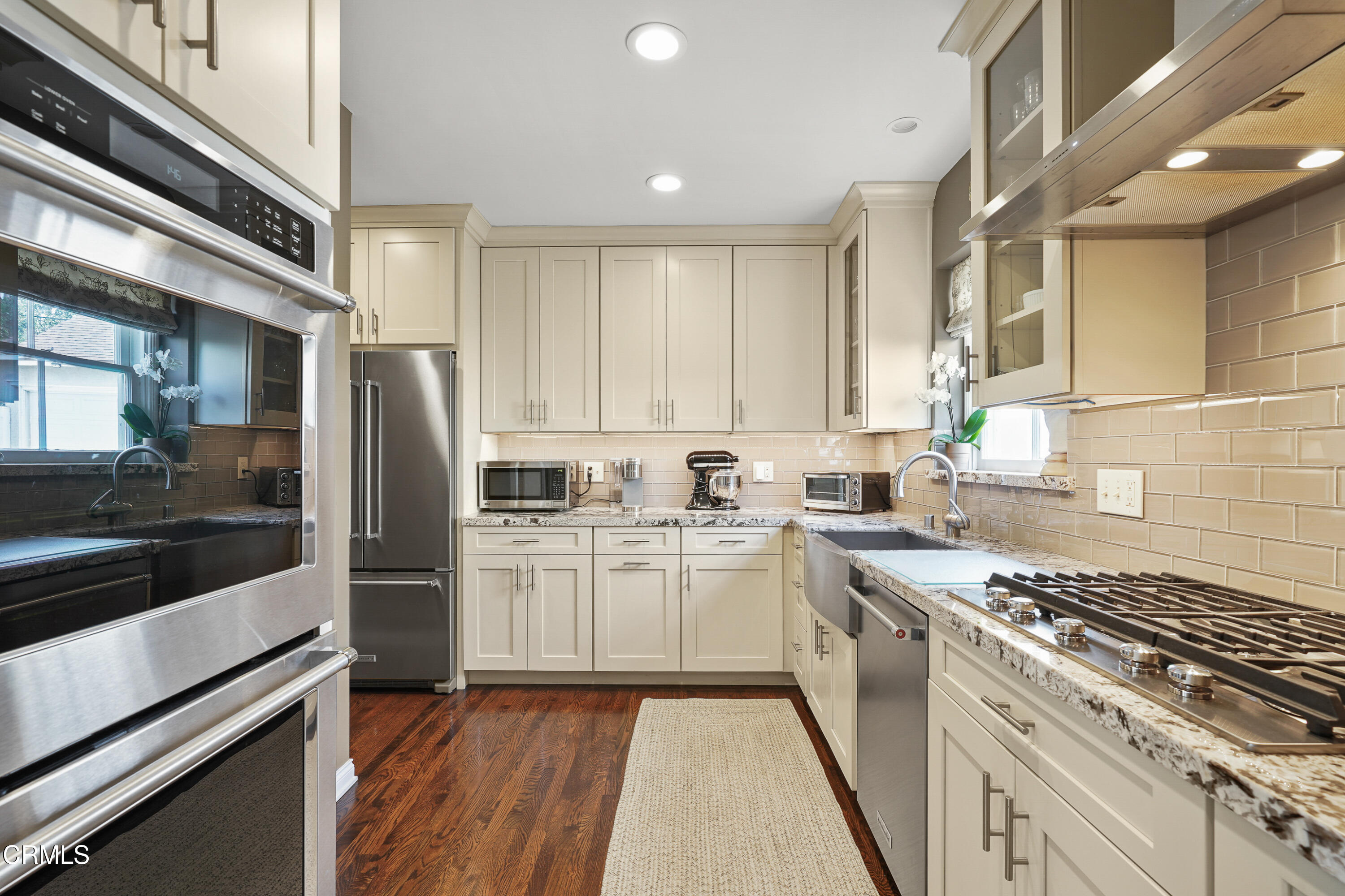 367 Northcliff Road Pasadena, CA 91107 - Photo 10 of 39 a kitchen with a refrigerator and a stove