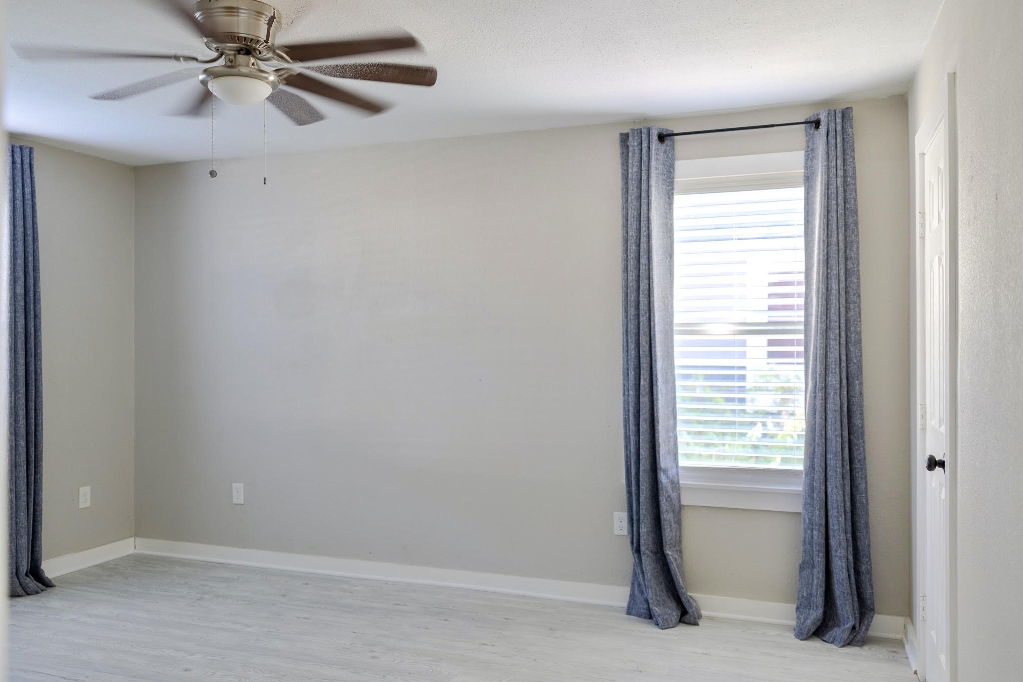 2005 Magnolia Drive La Marque, TX 77568 - Photo 9 of 15 a view of an empty room with a window