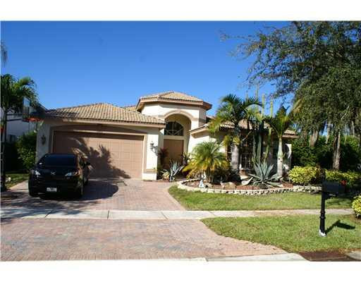 19075 2 River Lane Boca Raton, FL 33498 - Photo 7 of 16 Exterior Front
