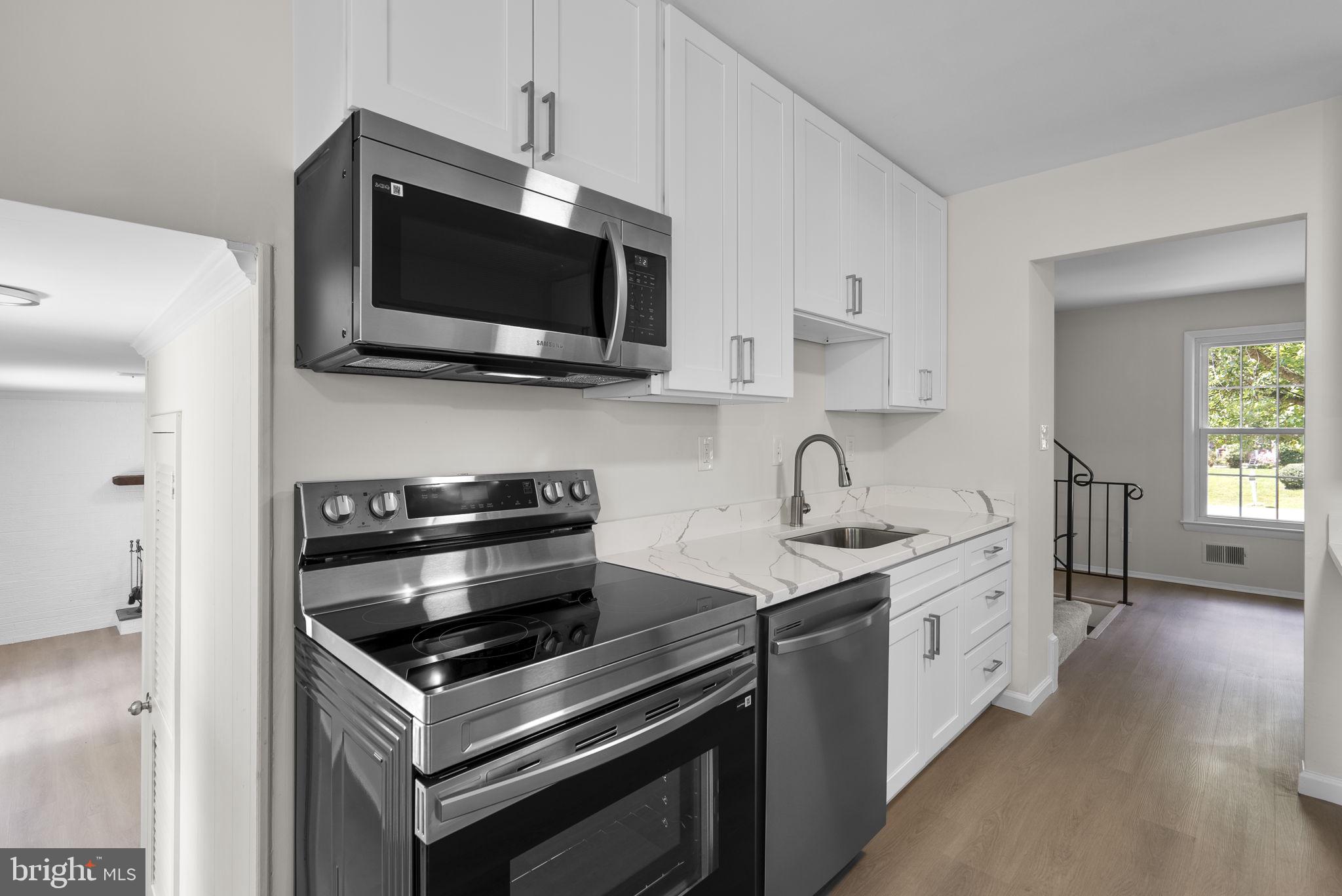 17109 Oxley Farm Road Poolesville, MD 20837 - Photo 13 of 43 Brand new stainless steel appliances