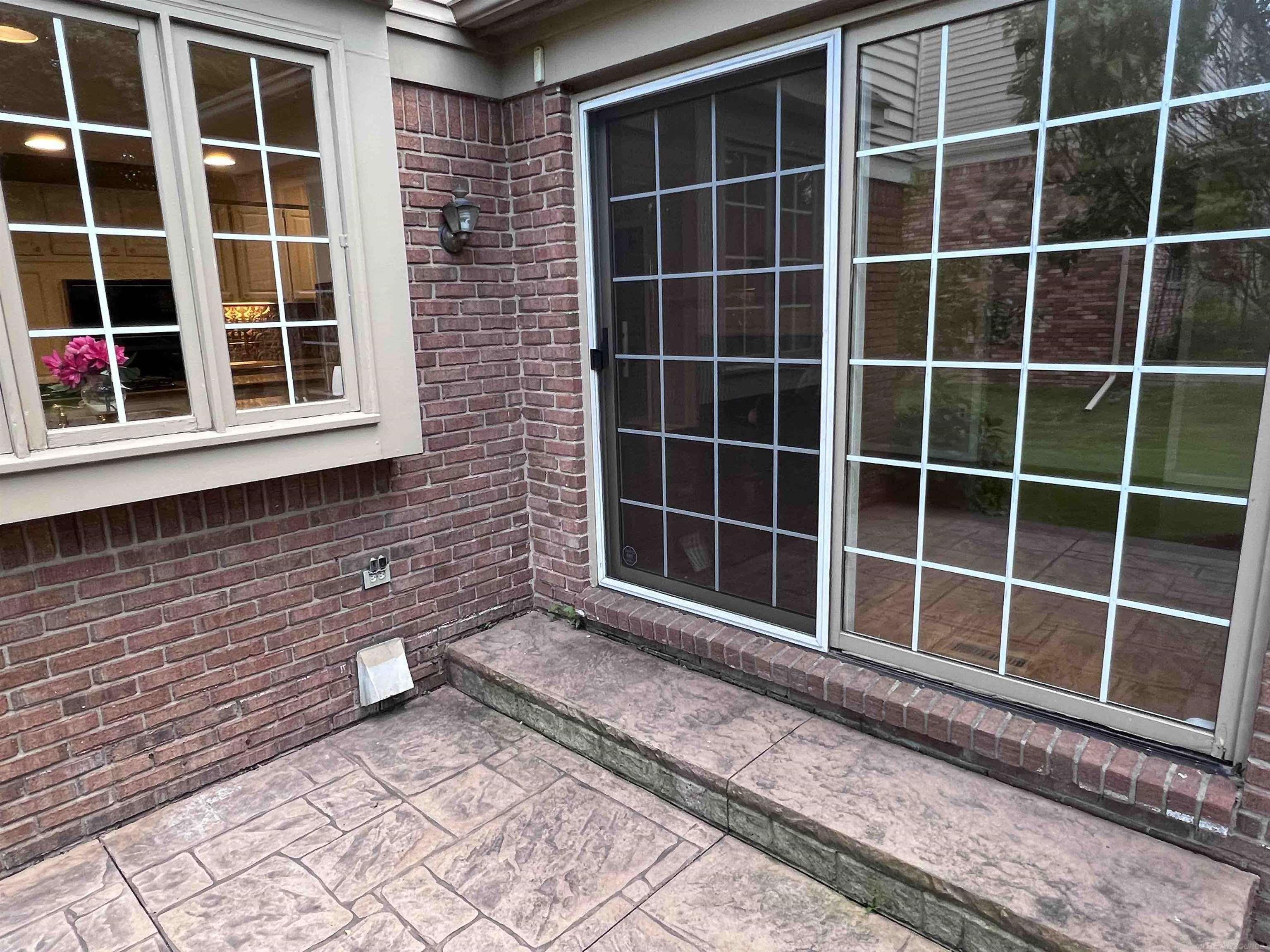 1691 Foresthill Drive Rochester, MI 48306 - Photo 33 of 41 50087048-32.JPG