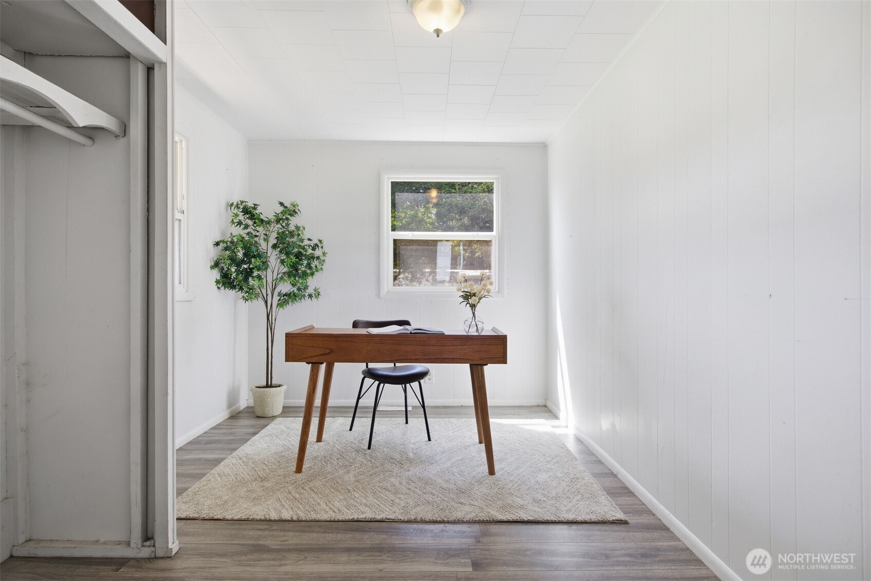 6791 Noon Road Everson, WA 98247 - Photo 20 of 38 a work room with furniture and a potted plant