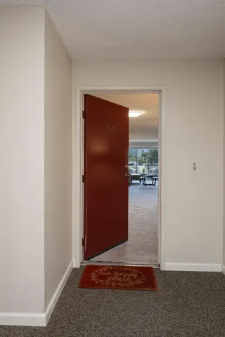 a view of entryway with livingroom