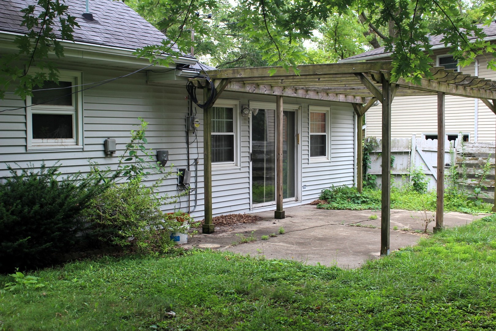 55 Hillcrest Drive Clinton, IL 61727 - Photo 21 of 22 a front view of a house with a yard