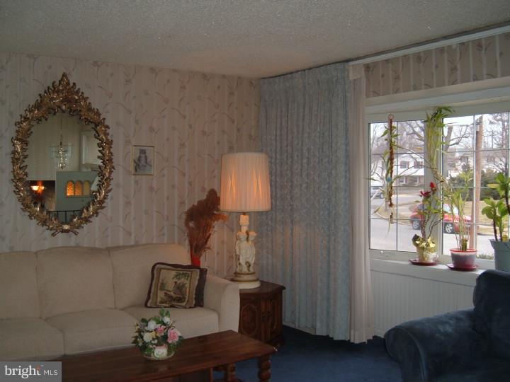 332 Farmdale Road Moorestown, NJ 08057 - Photo 4 of 18 Living Room