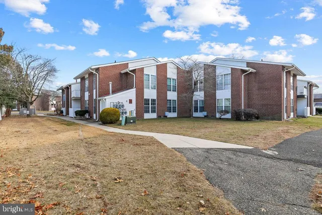 $169,900 | 275 Green Street, Unit 4I3, Beverly, NJ 08010