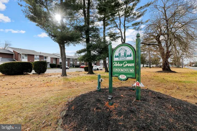 $169,900 | 275 Green Street, Unit 4I3, Beverly, NJ 08010