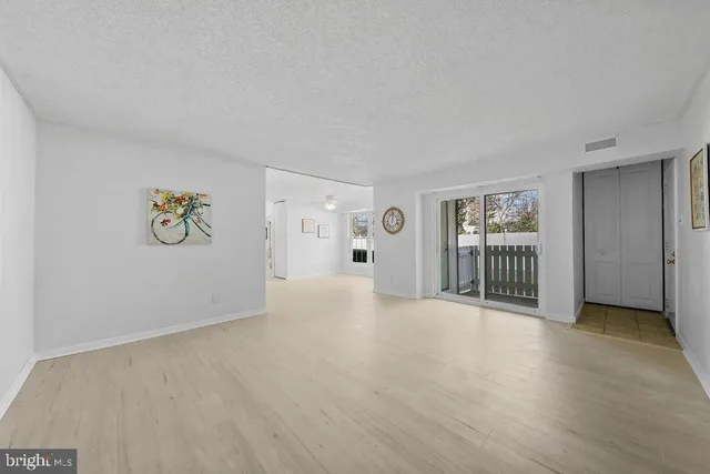 $169,900 | 275 Green Street, Unit 4I3, Beverly, NJ 08010