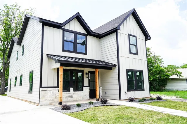 a view of a house with yard and plants