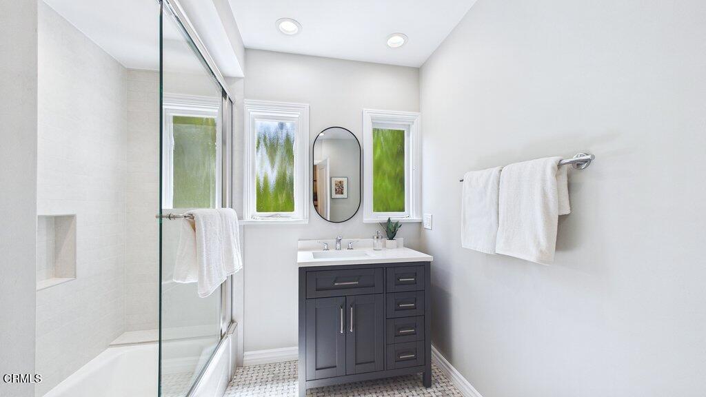 330 Glen Summer Road Pasadena, CA 91105 - Photo 13 of 28 Hallway Bath