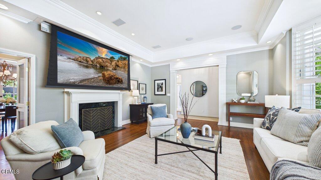 330 Glen Summer Road Pasadena, CA 91105 - Photo 5 of 28 Livingroom