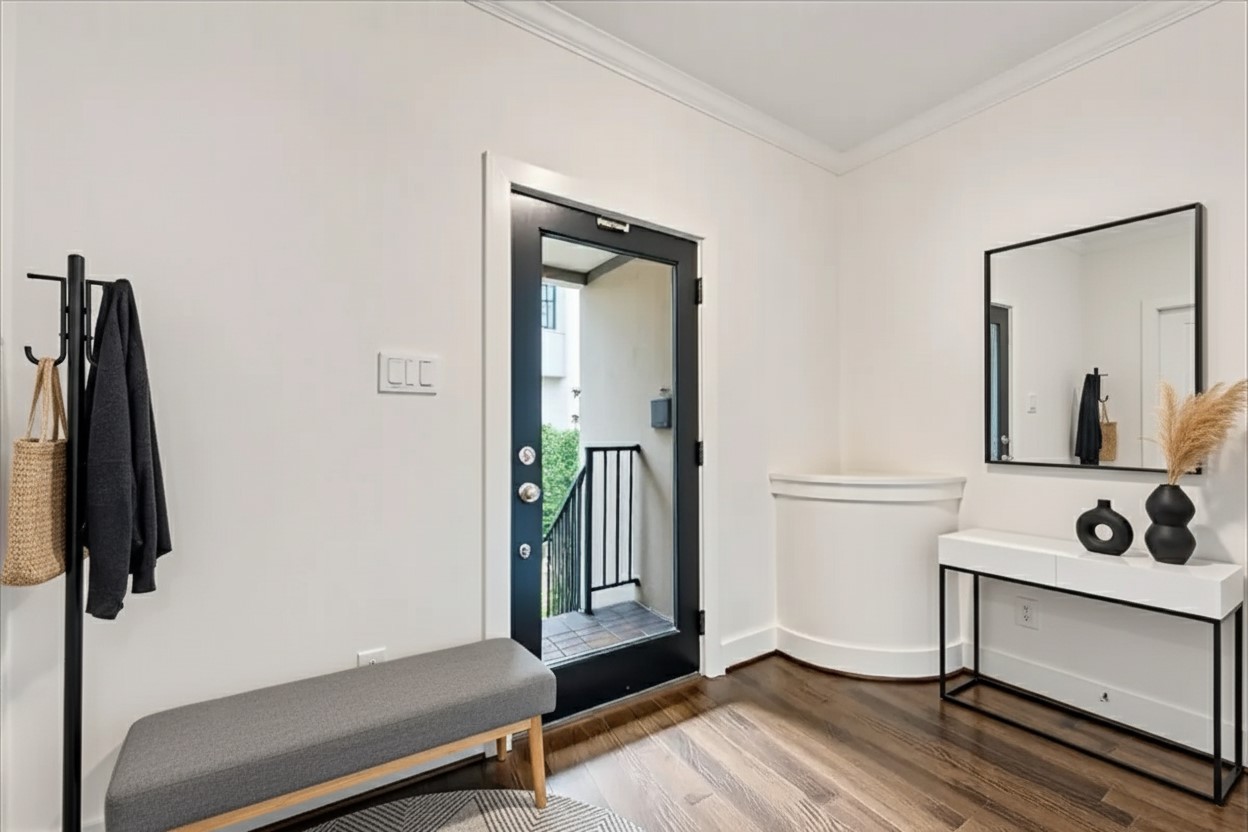 1333 West 22nd Street, Unit F Houston, TX 77008 - Photo 2 of 22 This spacious entryway to welcome guests when they arrive!