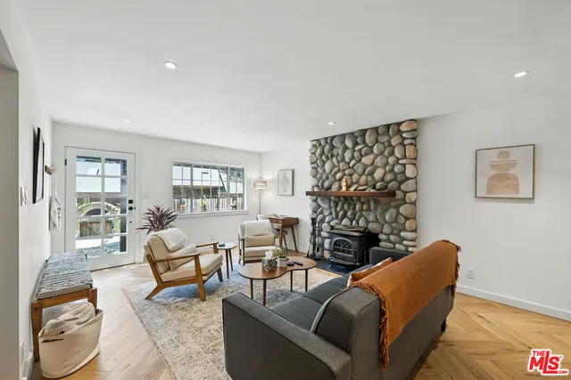 $999,999 | 21881 Koontz Way, Topanga, CA 90290