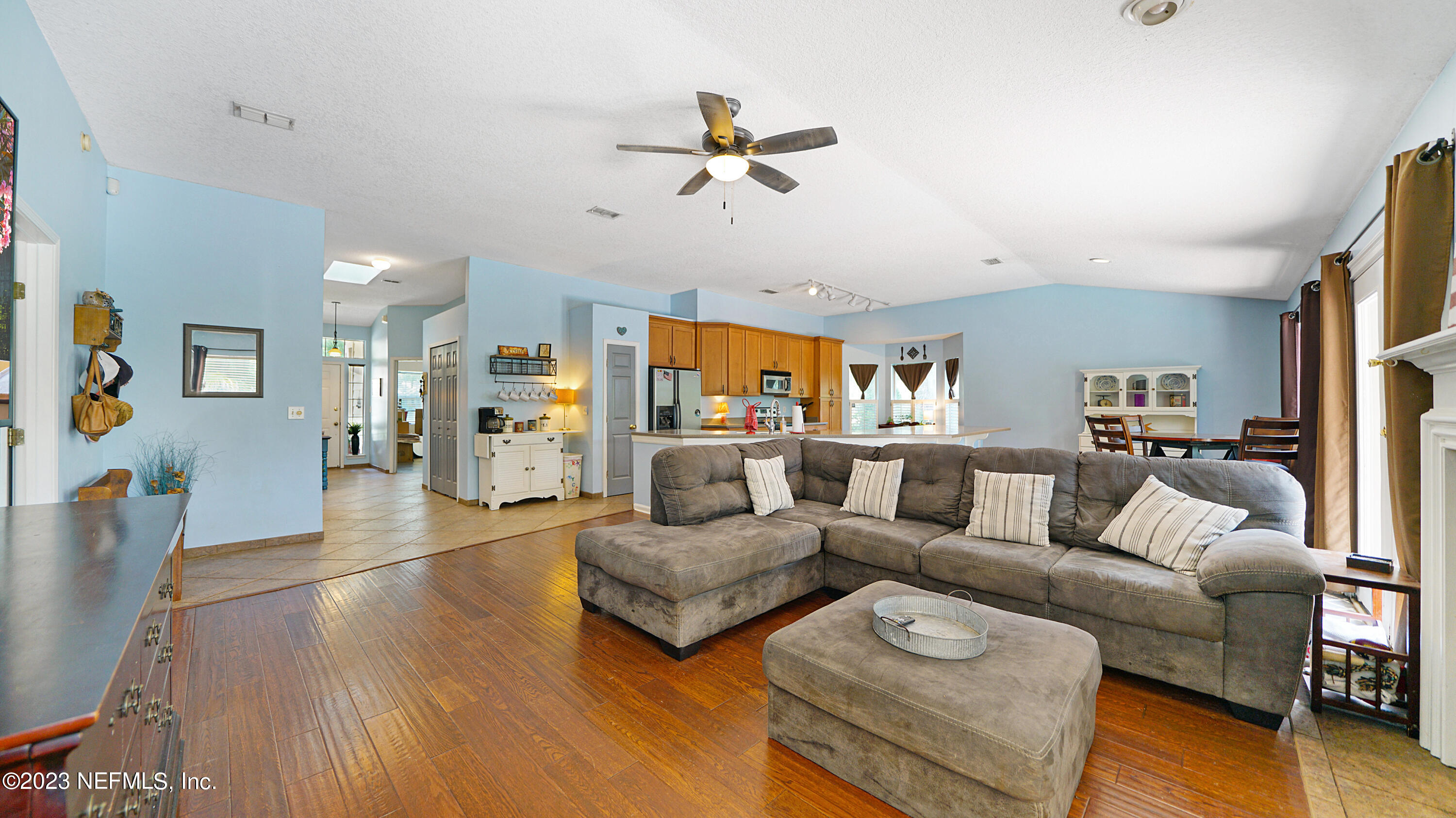 644 Hummingbird Court St. Johns, FL 32259 - Photo 16 of 36 a living room with furniture kitchen view and a wooden floor