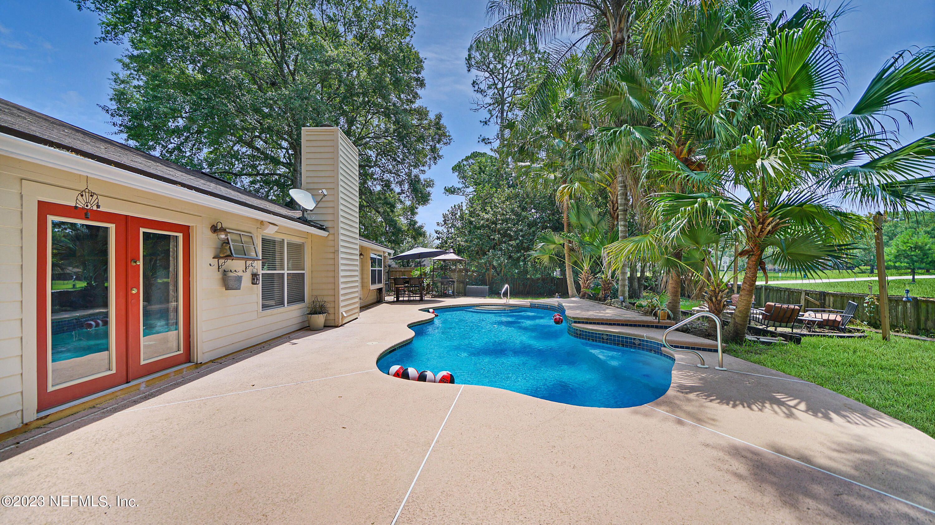 644 Hummingbird Court St. Johns, FL 32259 - Photo 9 of 36 a view of a house with backyard and sitting area