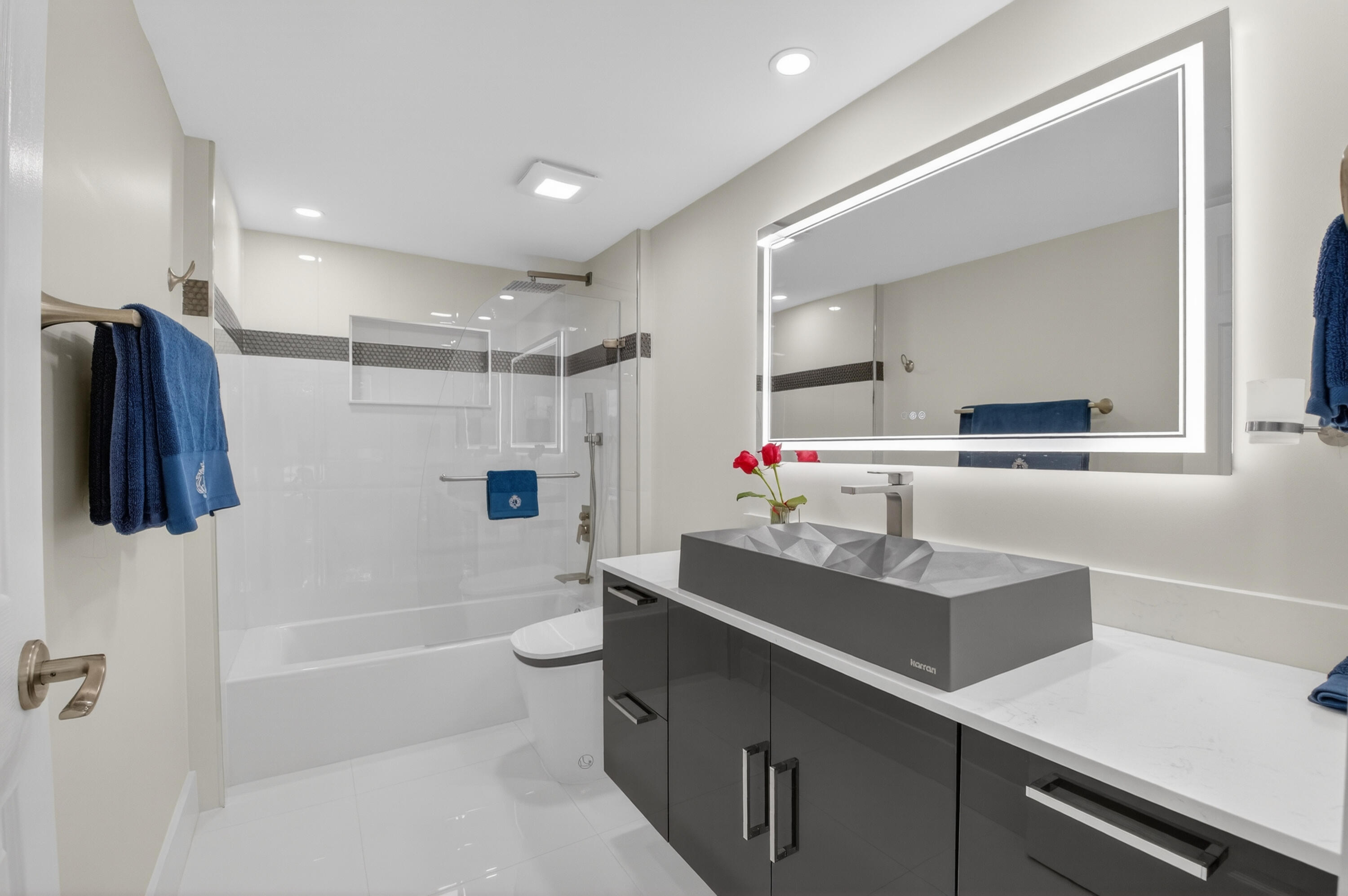 7835 Lakeside Boulevard, Unit 925 Boca Raton, FL 33434 - Photo 21 of 87 Primary Bathroom