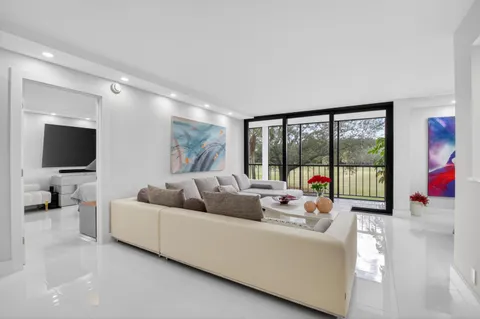 $589,000 | 7835 Lakeside Boulevard, Unit 925, Boca Raton, FL 33434