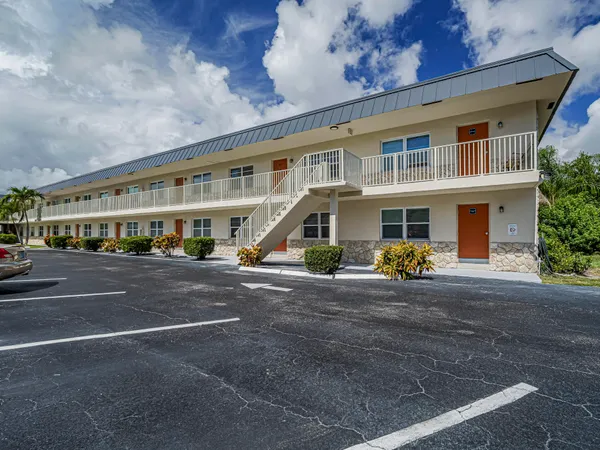 $1,600 | 923 22nd Place, Unit 219, Vero Beach, FL 32960