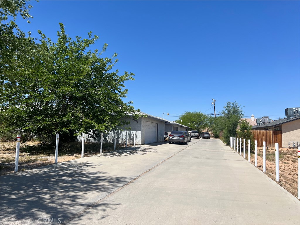 13428 Mohawk Road Apple Valley, CA 92308 - Photo 5 of 6 a view of a house with a yard
