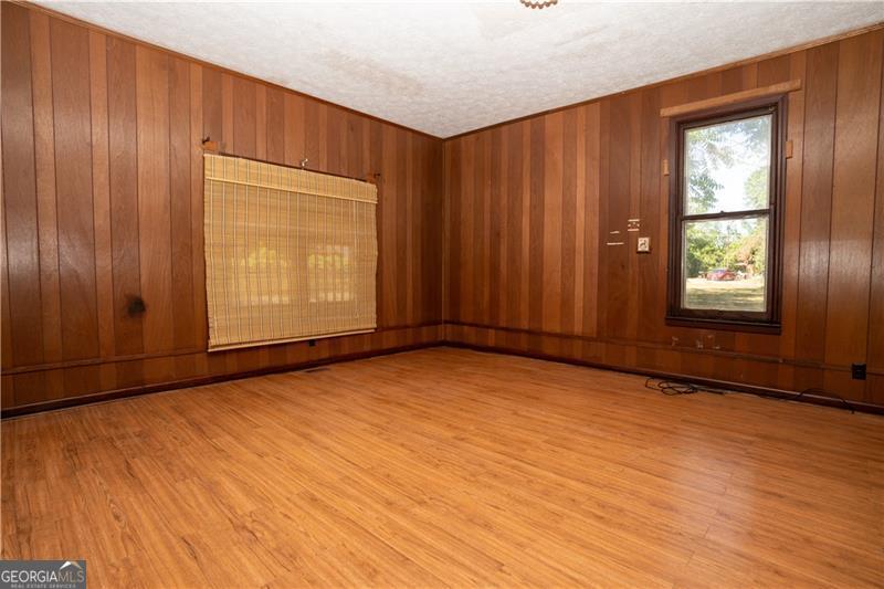 305 Wolfe Street Dublin, GA 31021 - Photo 13 of 27 an empty room with windows