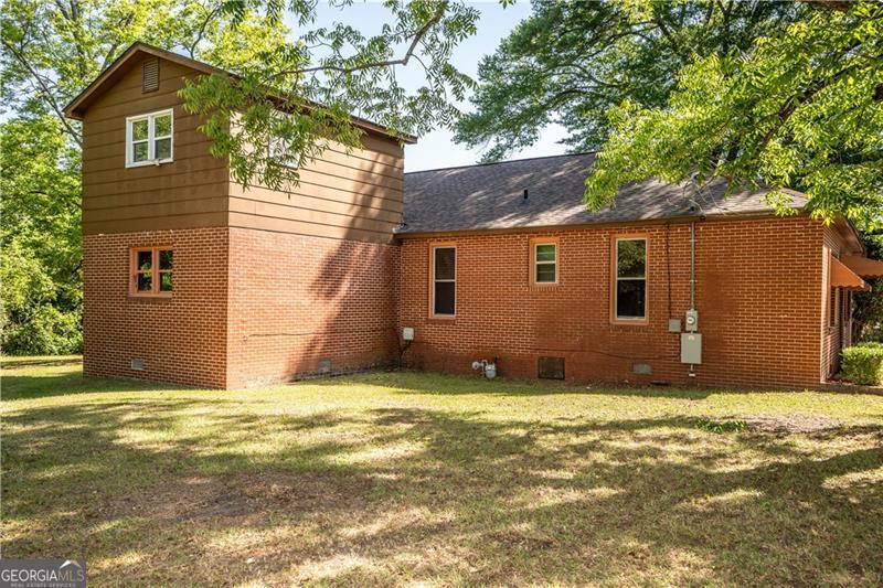 305 Wolfe Street Dublin, GA 31021 - Photo 5 of 27 a view of a backyard of the house