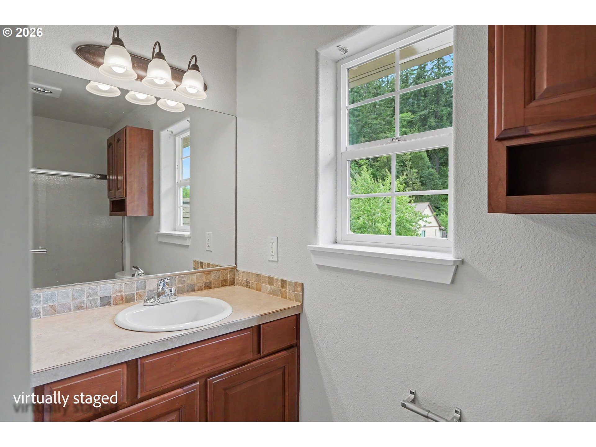 418 Walnut Way Silverton, OR 97381 - Photo 22 of 33 Bathroom