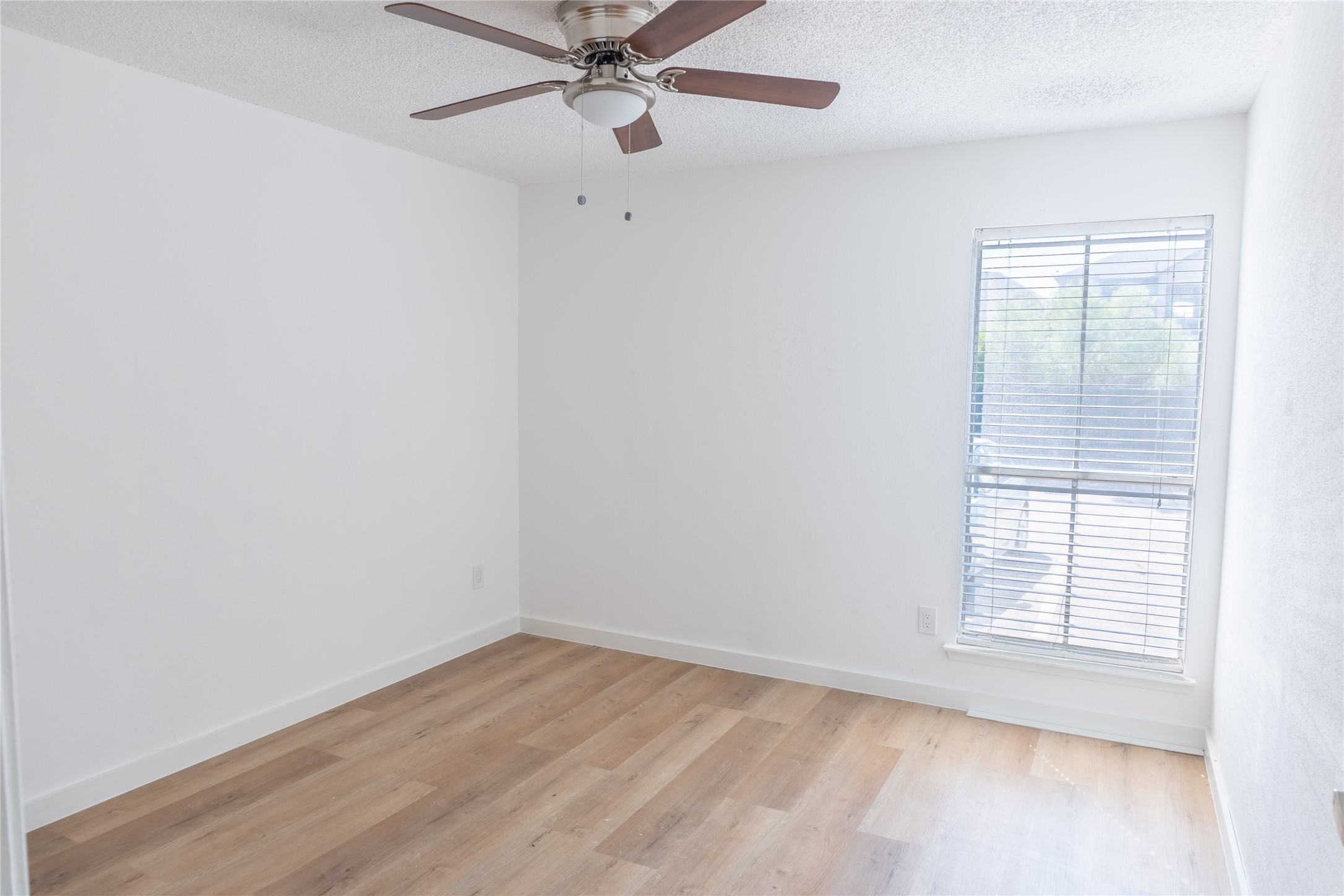 3919 Fairmont Parkway, Unit 129 Pasadena, TX 77504 - Photo 6 of 18 an empty room with a window and a fan