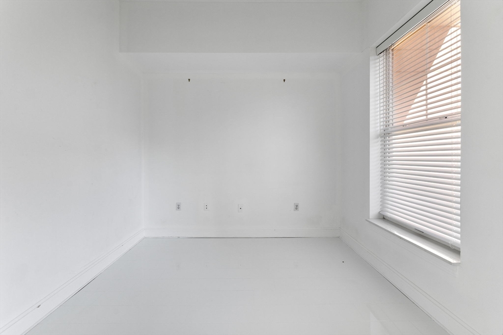 36 Village Road, Unit 715 Middleton, MA 01949 - Photo 10 of 32 an empty room with a window