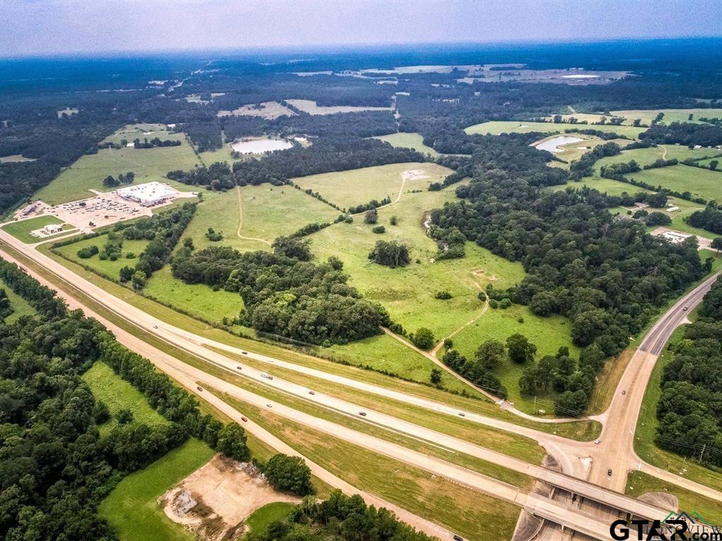149 Northwest Carthage Tx 75633 Carthage, TX 75633 - Photo 4 of 8 a view of a balcony with an ocean