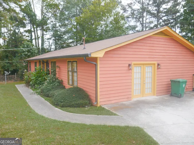 a view of a house with a yard