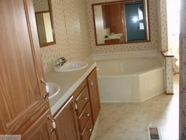 1079 Fritts Road Lexington, NC 27295 - Photo 5 of 7 Master Bath/Spa.