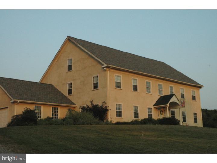 a view of house with a big yard