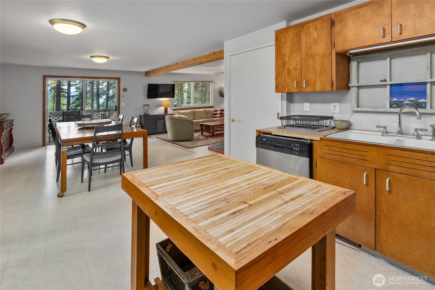 211 Indian Hill Road Cle Elum, WA 98922 - Photo 11 of 36 a kitchen with a stove a sink and a refrigerator