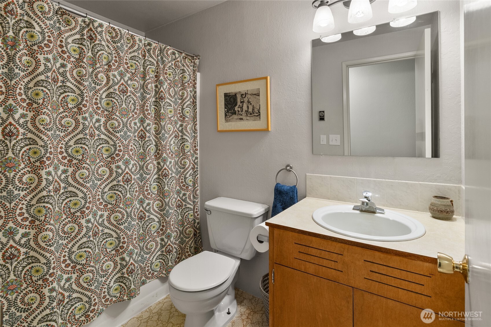 211 Indian Hill Road Cle Elum, WA 98922 - Photo 13 of 36 a bathroom with a sink toilet and a mirror